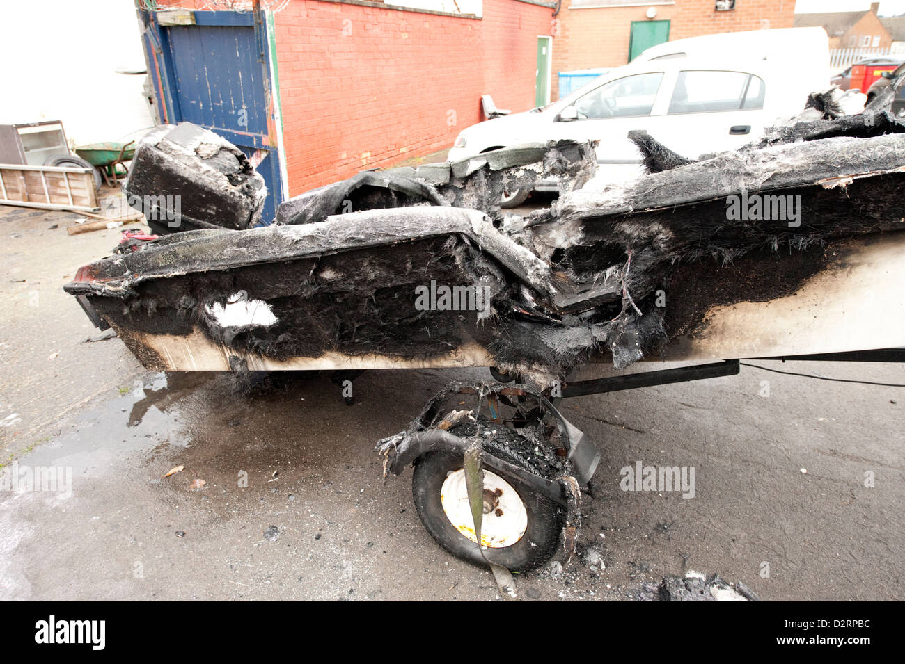 Bateau de Moteur hors-bord Fire Burnt Out Arson Banque D'Images