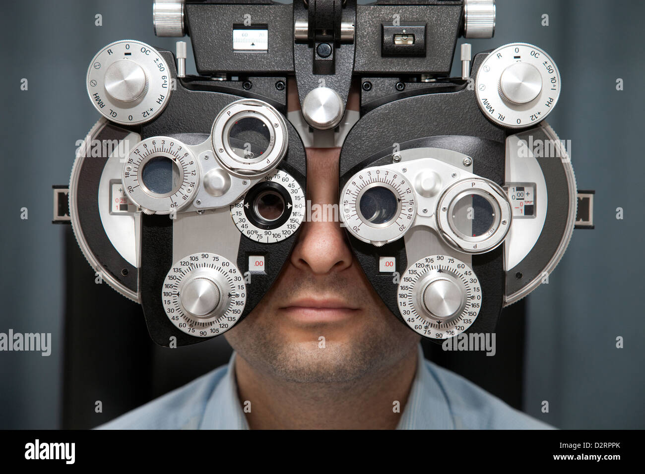 L'Allemagne, l'homme à l'ophtalmologiste test oculaire Banque D'Images