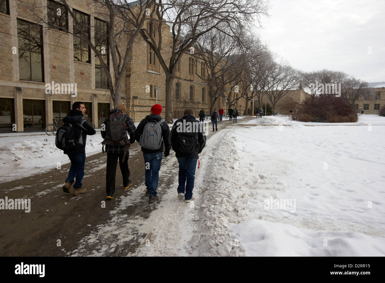 Les étudiants passant par la géologie et les bâtiments de biologie Université de la Saskatchewan Saskatoon en hiver Canada Banque D'Images
