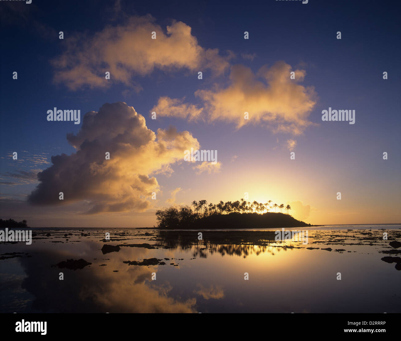 Les Îles Cook, Rarotonga, lever du soleil à Muri Lagoon avec vue du Motu Taakoka Banque D'Images