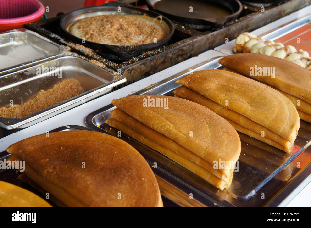 Chiffre d'Apam balik (pancake) version malaisienne de crêpes au sucre de remplissage, d'arachide et de maïs sucré crémeux Banque D'Images