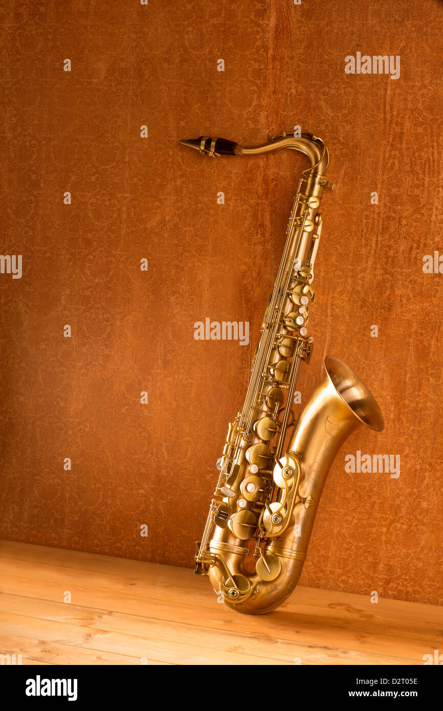 Golden Sax saxophone ténor en vintage rétro arrière Banque D'Images