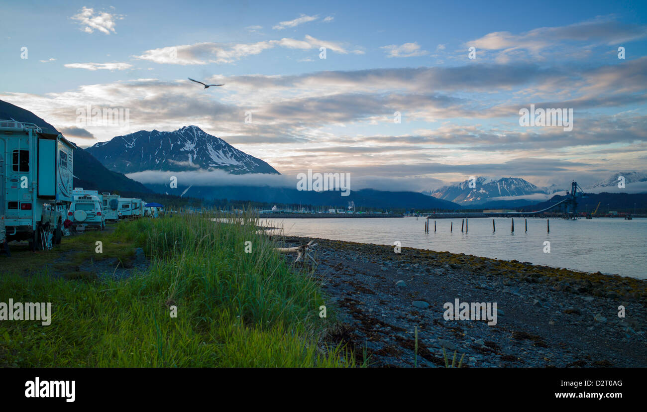 Vue de la ville de Seward camping ciel dégagé, à travers les montagnes Chugach Résurrection Bay, Seward, Alaska, USA Banque D'Images