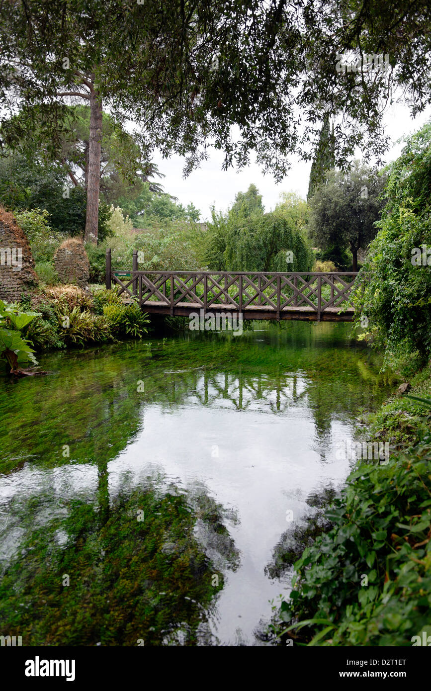 Le pont de bois appelé Ponte di Legno traversant la rivière. Jardin de Ninfa. Le Latium. Italie Banque D'Images