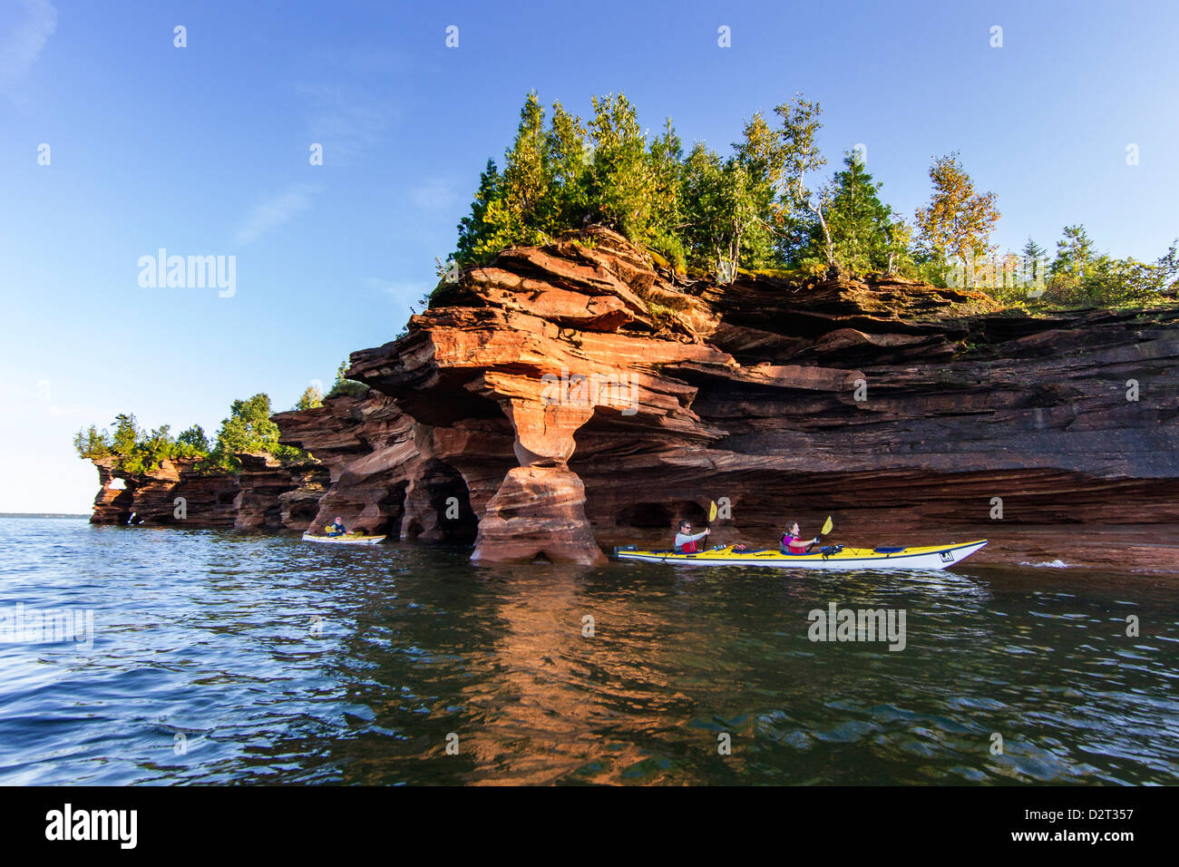 Explorer les grottes marines les kayakistes de diables dans l'île des Îles Apostle National Lakeshore, Wisconsin, USA (MR) Banque D'Images