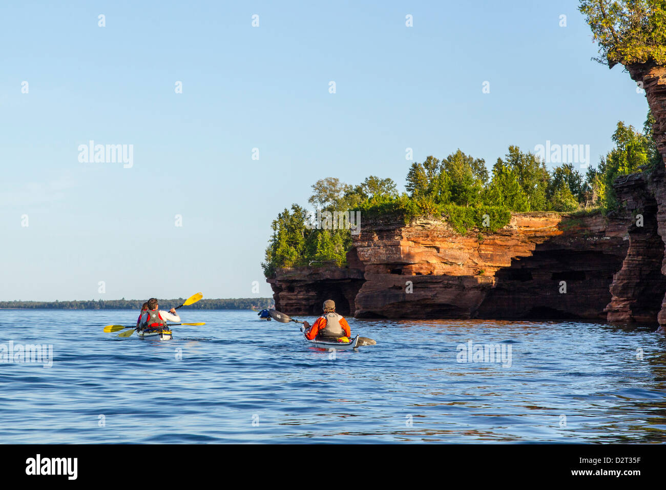 Explorer les grottes marines les kayakistes de diables dans l'île des Îles Apostle National Lakeshore, Wisconsin, USA (MR) Banque D'Images