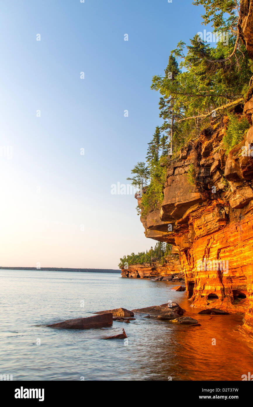 Falaises de grès stratifiés et les grottes de la mer au lever du soleil sur l'île de diables dans des îles Apostle National Lakeshore, Wisconsin, États-Unis Banque D'Images