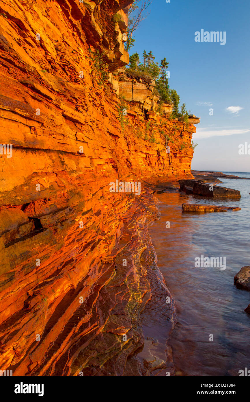 Falaises de grès stratifiés et les grottes de la mer au lever du soleil sur l'île de diables dans des îles Apostle National Lakeshore, Wisconsin, États-Unis Banque D'Images