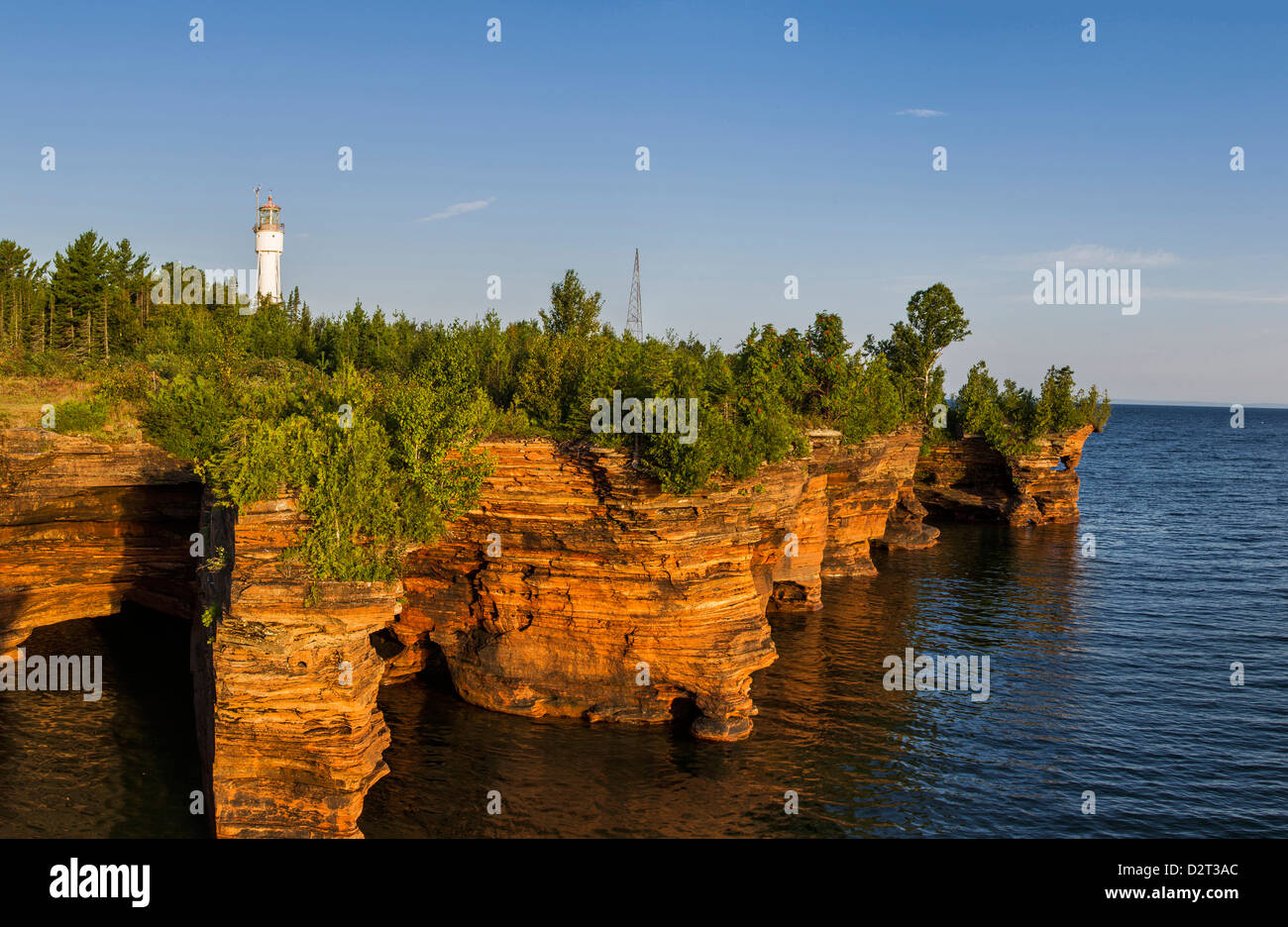 Les grottes de la mer et des falaises de grès sur Devils Island Lighthouse dans des îles Apostle National Lakeshore, Wisconsin, USA. (MR) Banque D'Images