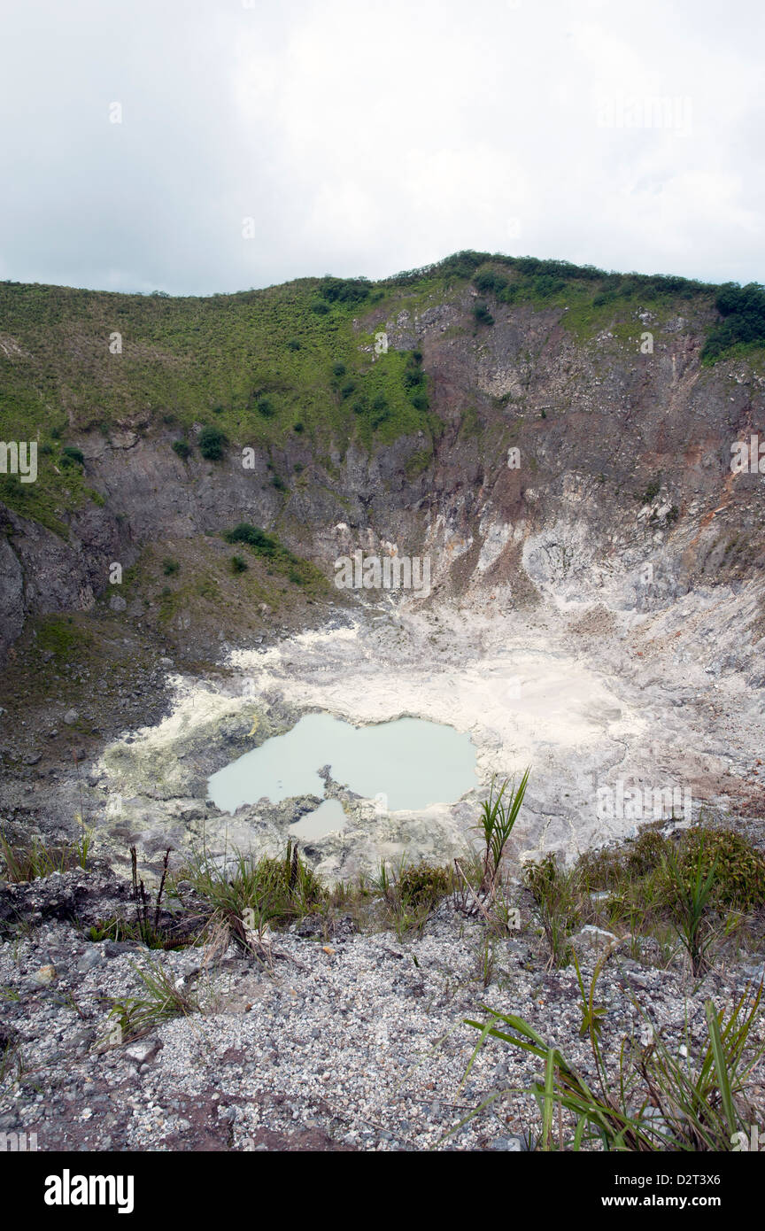 Cratère du volcan Mont Mahawu, Sulawesi, Indonésie, Asie du Sud, Asie Banque D'Images