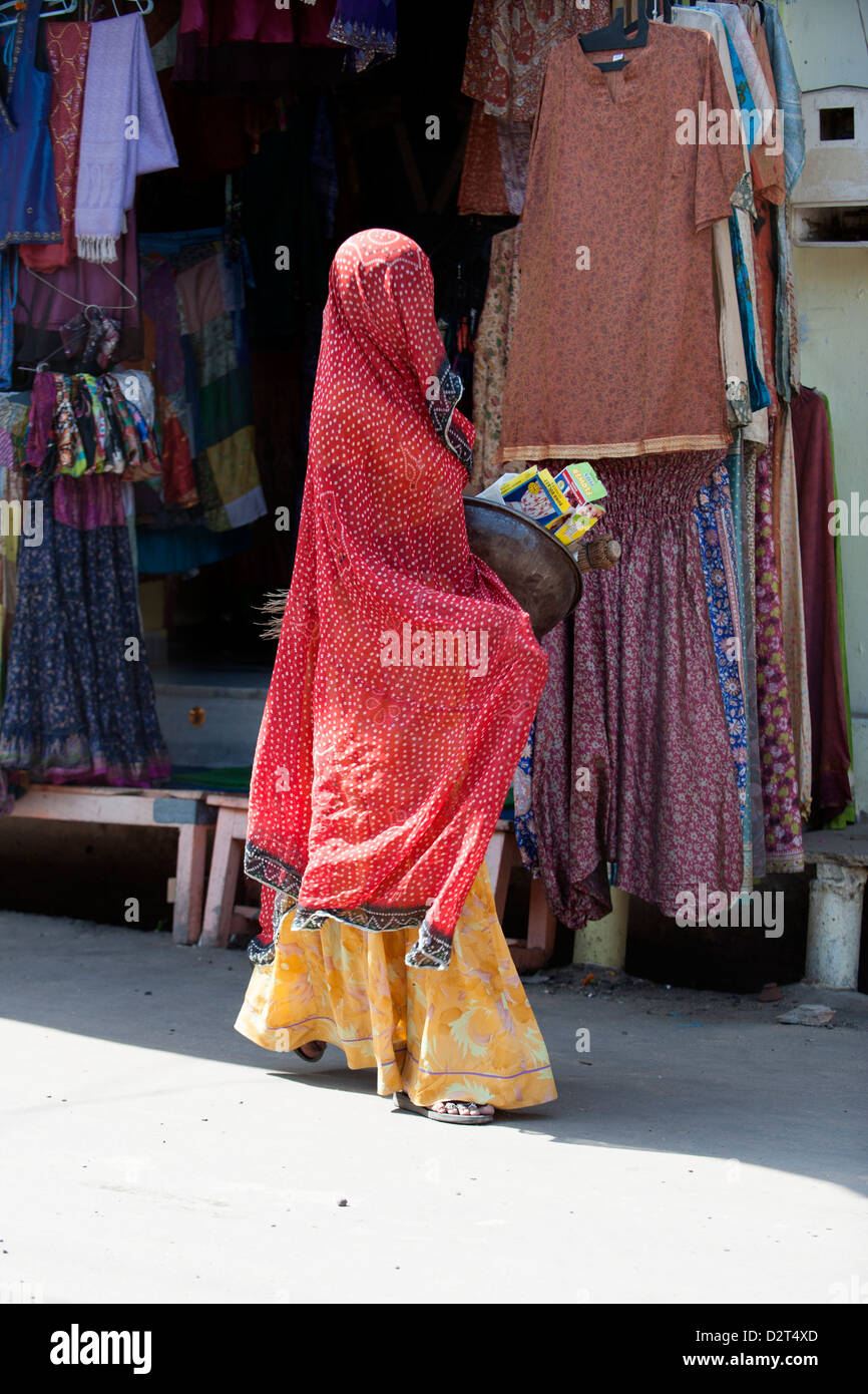 Femme indienne transportant une assurance sur sa main Banque D'Images