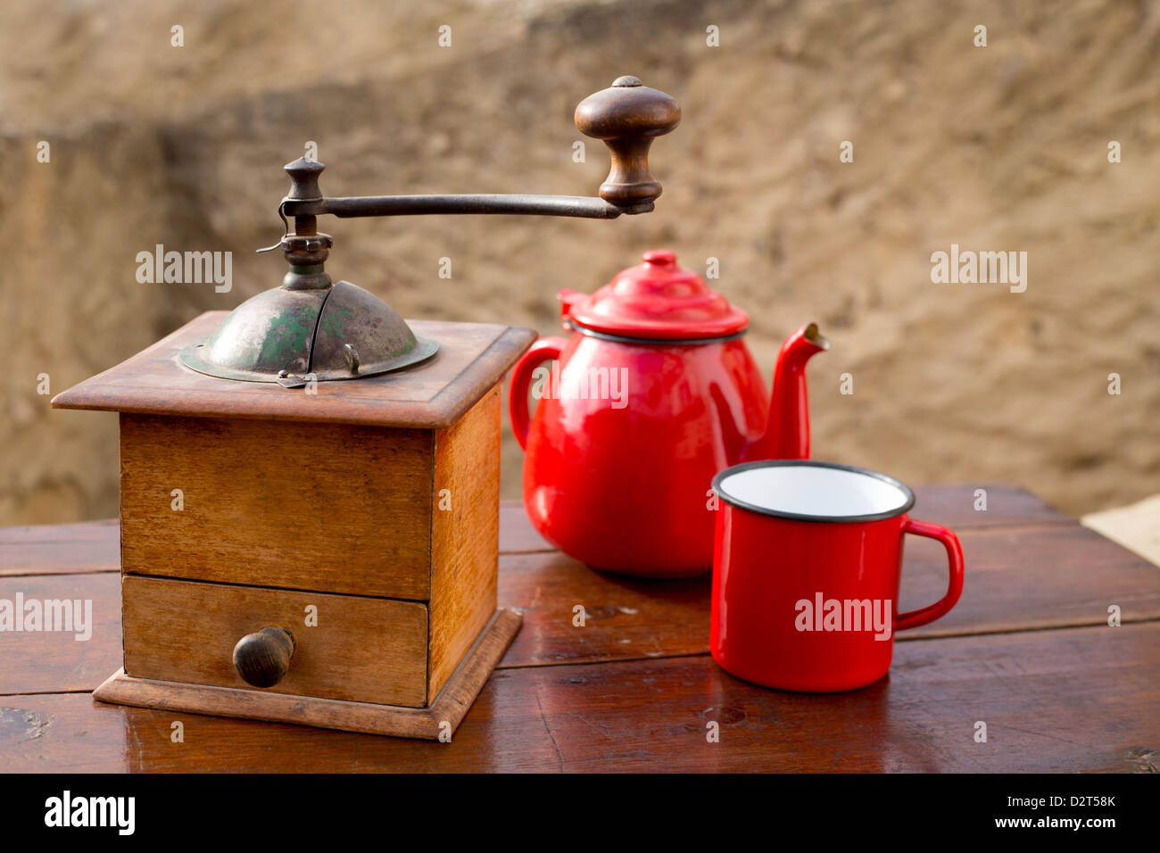 Moulin à café ancien retro vintage avec théière et tasse rouge Banque D'Images