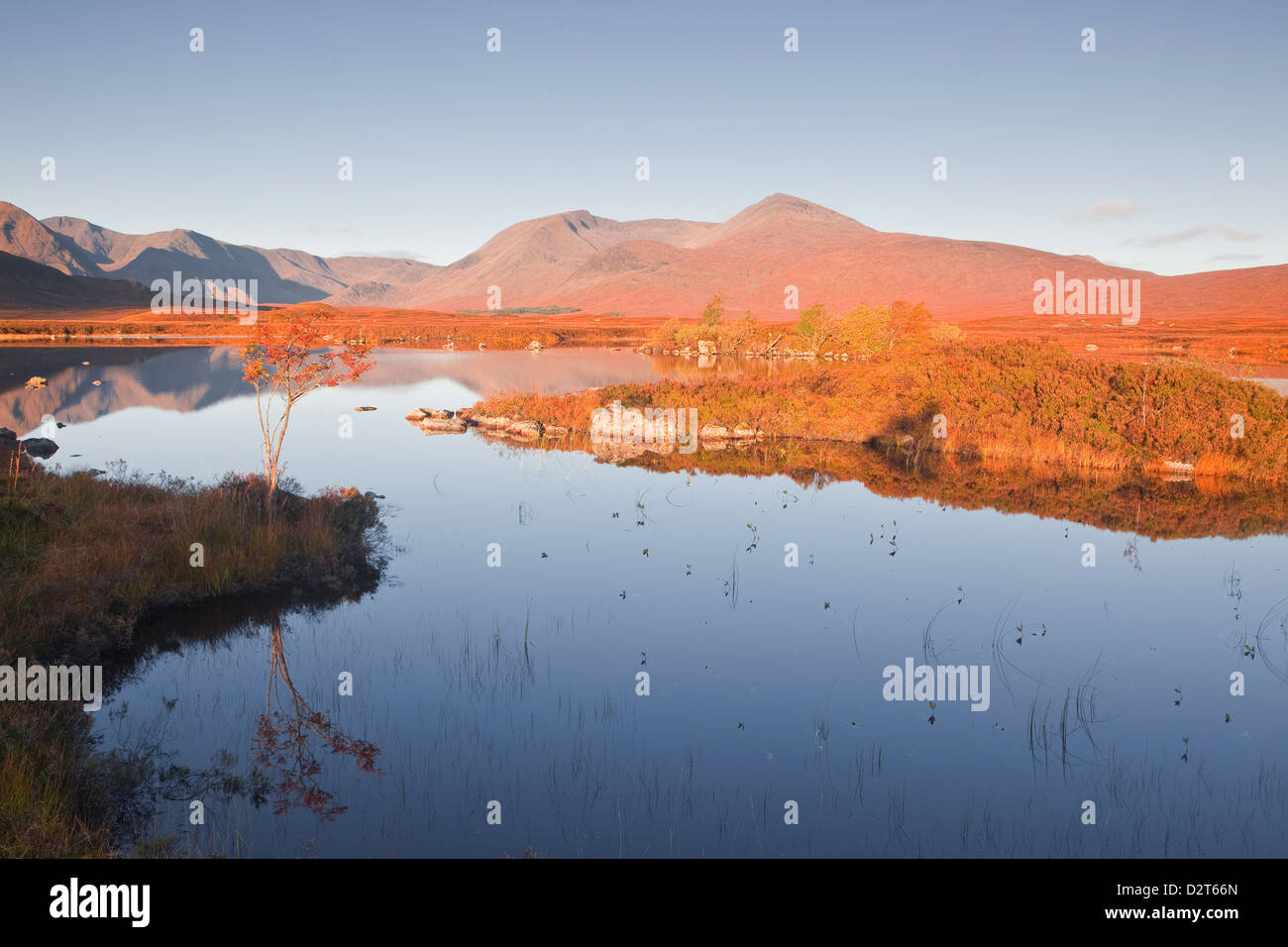 Lochan na h-Achlaise reflétant les montagnes environnantes sur Rannoch Moor, un site d'intérêt scientifique, Ecosse, Royaume-Uni Banque D'Images