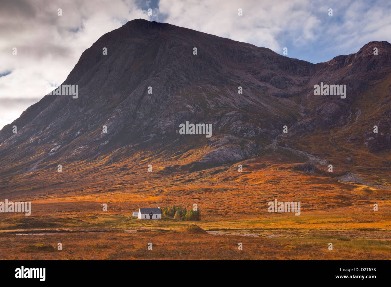 Maison Lagangarbh ci-dessous Stob Dearg dans Glen Coe, Ecosse, Royaume-Uni, Europe Banque D'Images