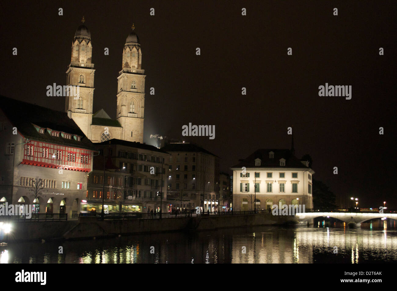 Nuit à Zurich avec la cathédrale Grossmunster Banque D'Images