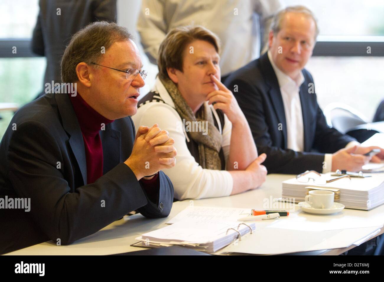 Principal candidat SPD Stephan Weil (L-R), chef de faction SPD Johanne et ancien chef de faction Modder Stefan Schostok assister à la première session du SPD et le Parti Vert négociations de coalition à Hanovre, Allemagne, 01 février 2013. Les entretiens sont prévus pour être fermé pour le 10 février 2013. Photo : Sebastian Kahnert Banque D'Images