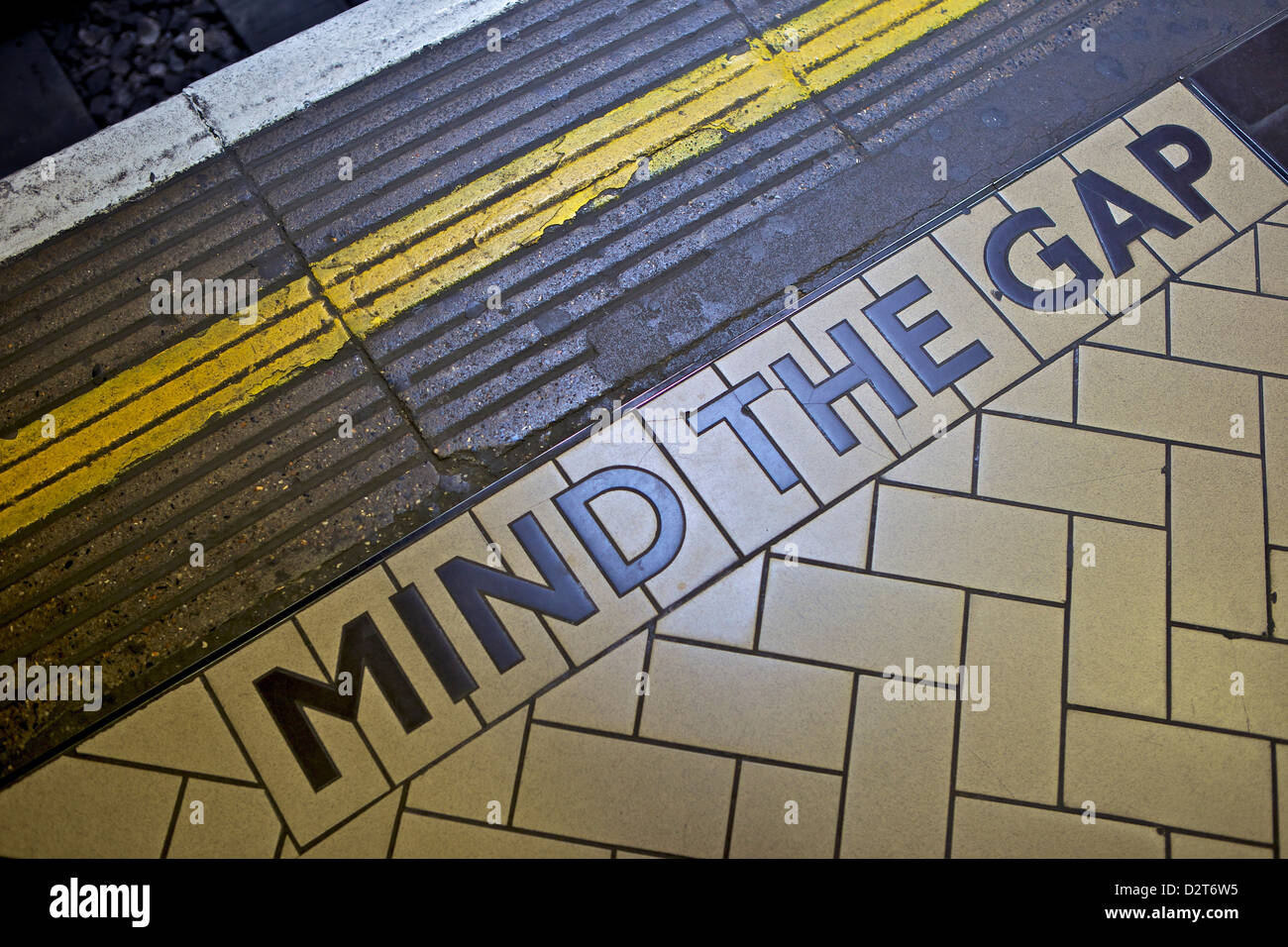 L'ESPRIT L'écart signe sur le bord de la plate-forme, le métro de Londres, Londres, Angleterre, Royaume-Uni, Europe Banque D'Images