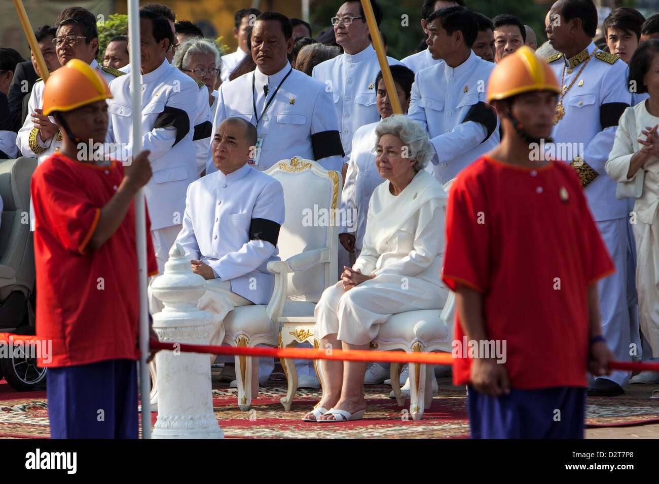 Phnom Penh, Cambodge. 1er février 2013. Reine Mère Norodom Monineath (R) et son fils le Roi Norodom Sihamoni Crédit : Combre Stephane / Alamy Live News Banque D'Images