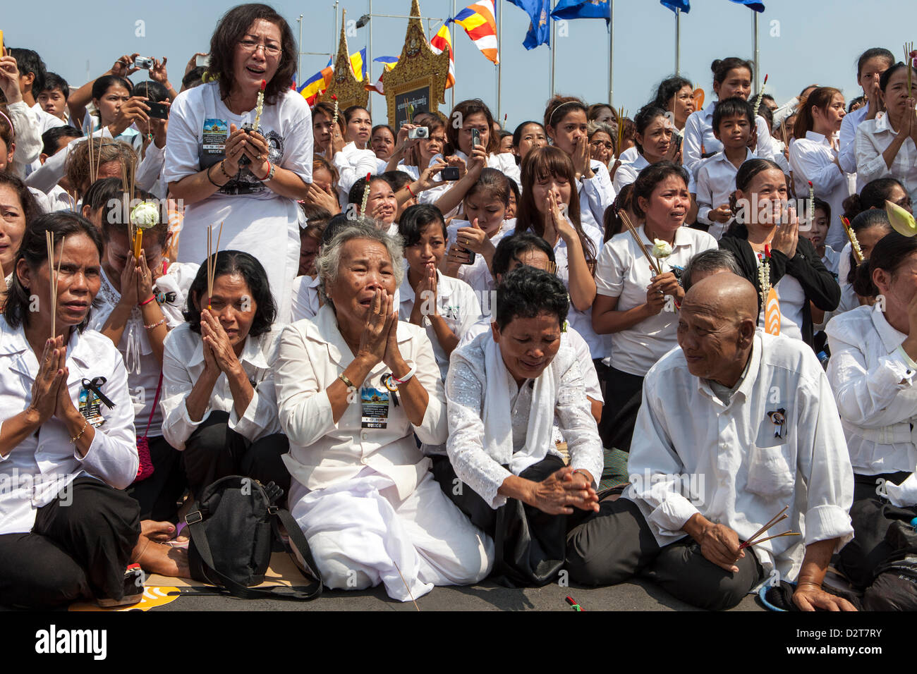 Phnom Penh, Cambodge. 1er février 2013. Les gens priant lors des funérailles du roi Norodom Sihanouk, qui est décédé en octobre. Credit : Combre Stephane / Alamy Live News Banque D'Images