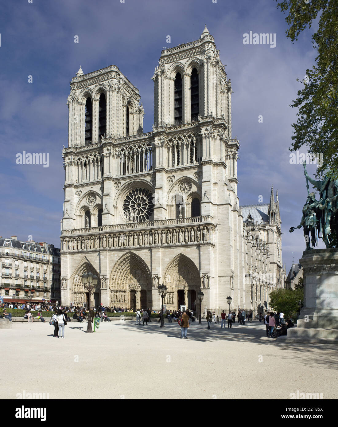 La Cathédrale Notre Dame, Paris, à l'ouest devant avec deux tours jumelles. 1200-1225, gothique. Banque D'Images