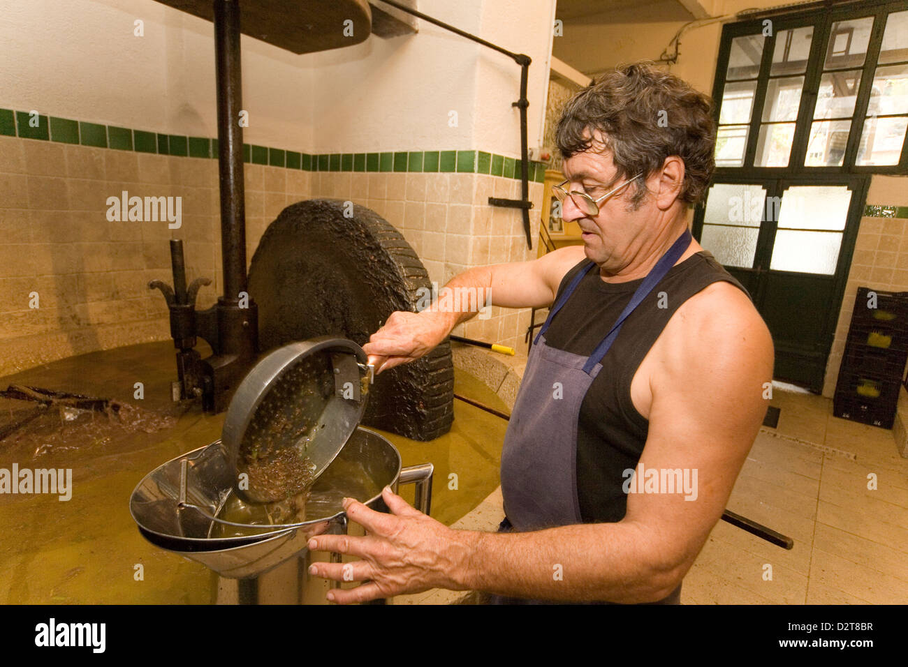 La production d'huile d'olive à Draguignan, Provence, France à l'aide d'un moulin et appuyez sur mode Banque D'Images