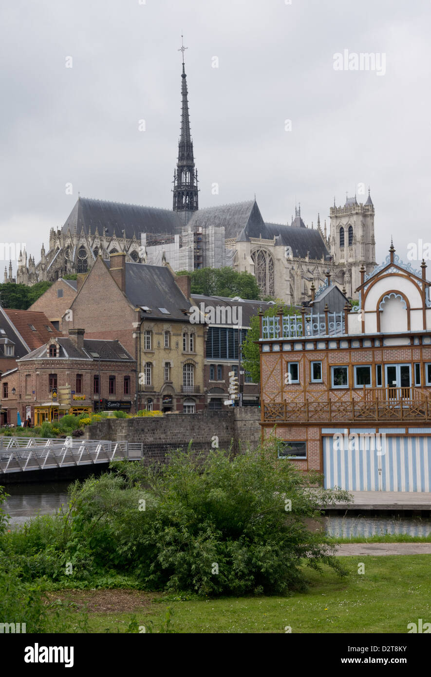 La Cathédrale d'Amiens à partir de la Somme Banque D'Images