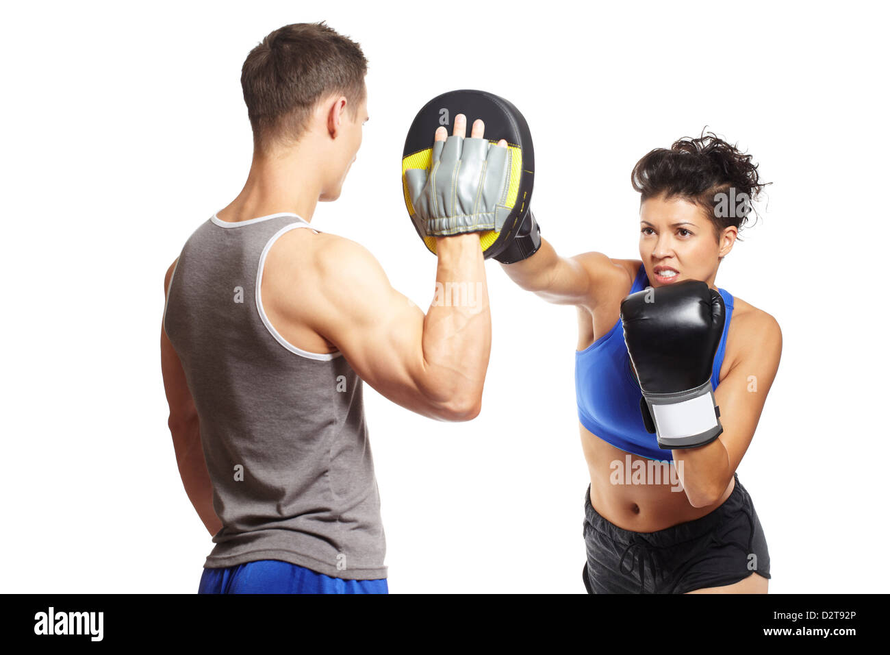 Jeune homme et femme dans des tenues de sport de combat de boxe sur fond blanc Banque D'Images