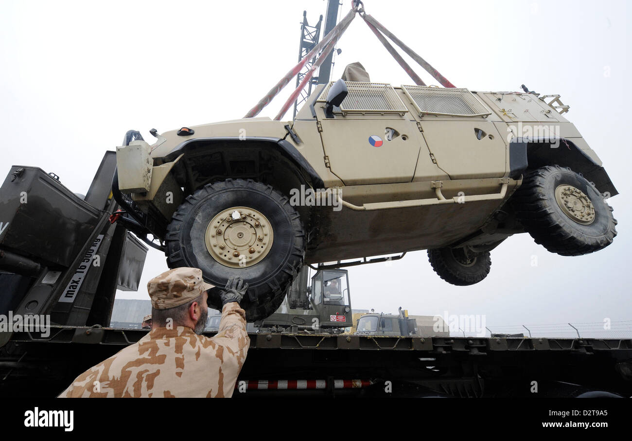 L'Équipe provinciale de reconstruction tchèque quitte la province de Logar en Afghanistan après cinq ans. Les soldats ont mené 141 projets de reconstruction au cours de cette période. Les soldats sont une technologie d'emballage vu militrary dans des conteneurs à Kaboul, Afghanistan, le 1 février 2013. (Photo/CTK Stanislav Zbynek) Banque D'Images