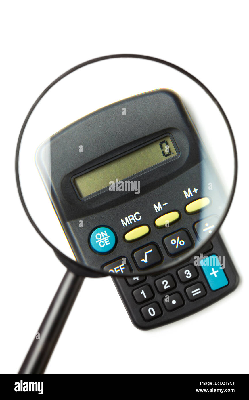 Calculatrice vu à travers une loupe sur fond blanc Banque D'Images