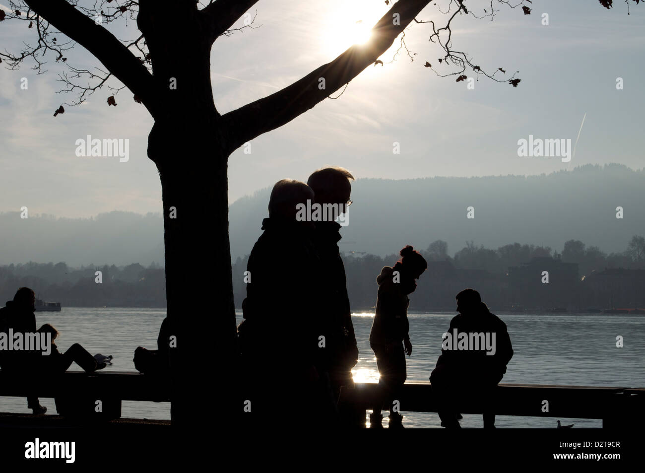 Coucher du soleil le long du lac de Zurich avec les gens en silhouette Banque D'Images