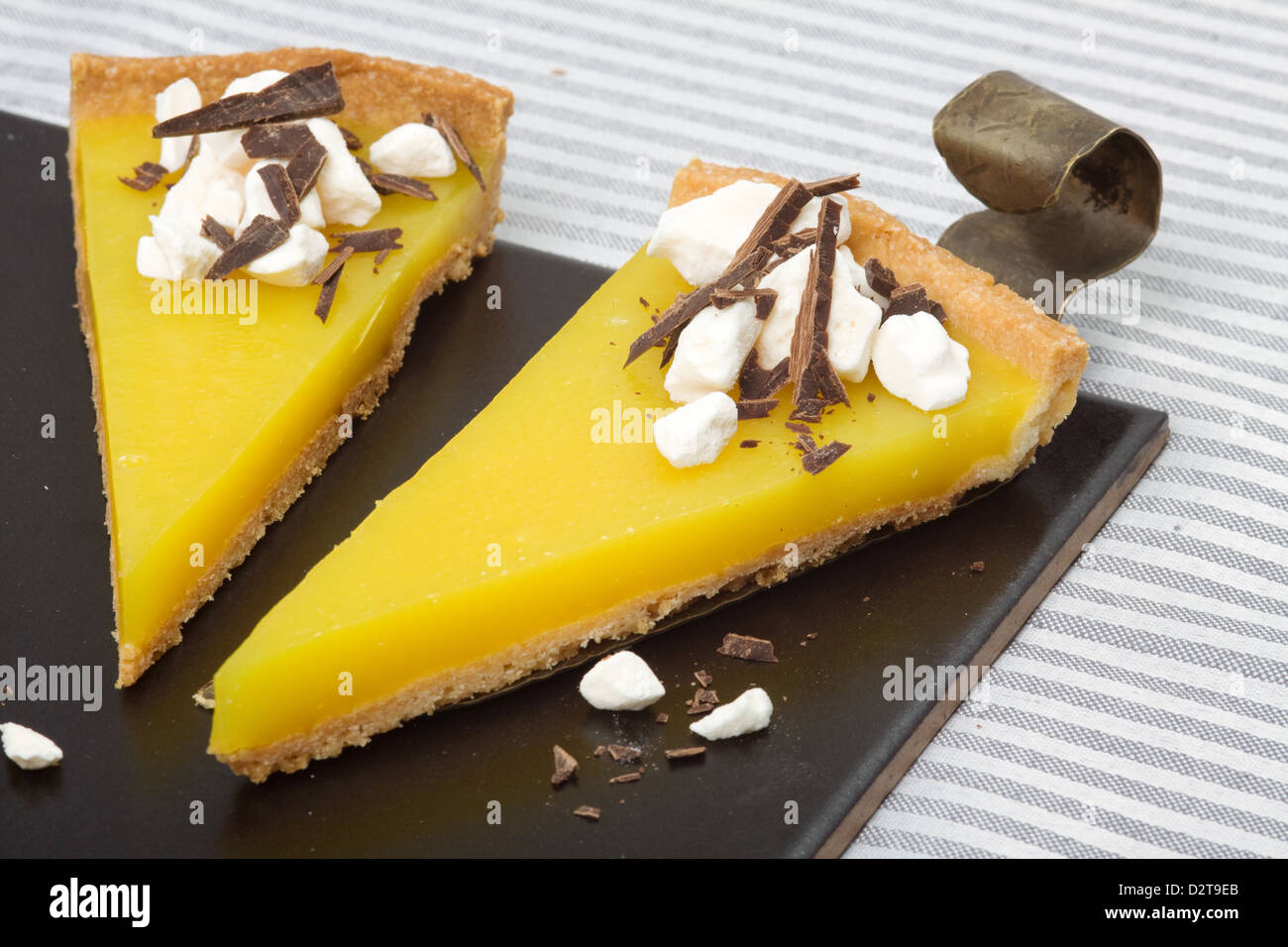 Gâteau Orange sur une tuile Banque D'Images