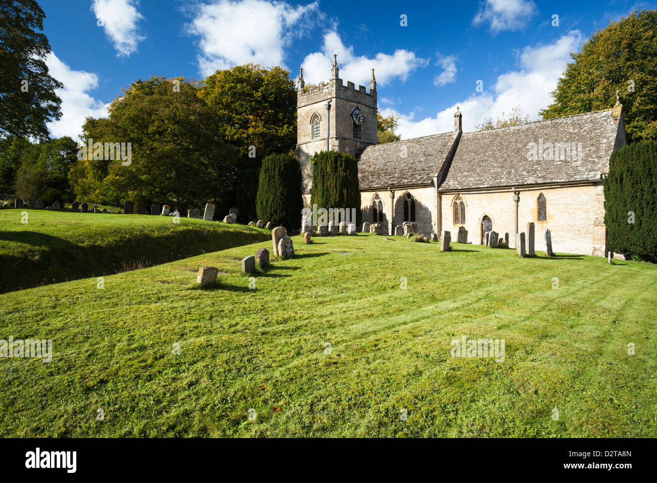 L'église de Saint Pierre et de l'église dans le petit village de Cotswold abattage supérieur dans le Gloucestershire, Angleterre Banque D'Images