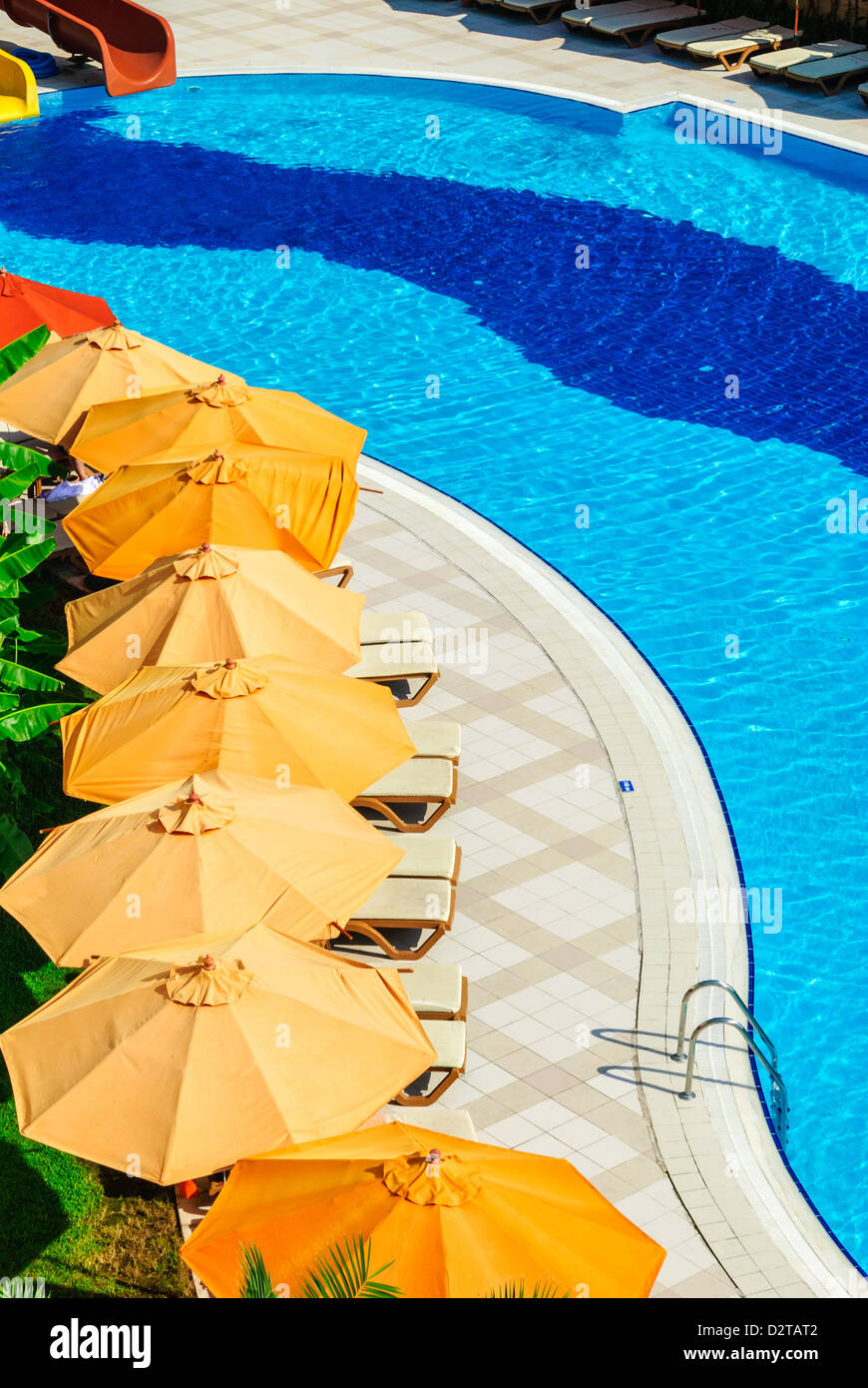Piscine extérieure avec chaises longues et parasols dans luxury resort Banque D'Images