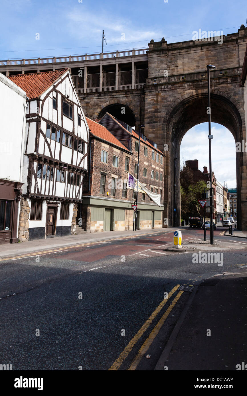 Les bâtiments historiques et le pont de haut niveau, sur l'Étroite, Newcastle upon Tyne, Royaume-Uni Banque D'Images