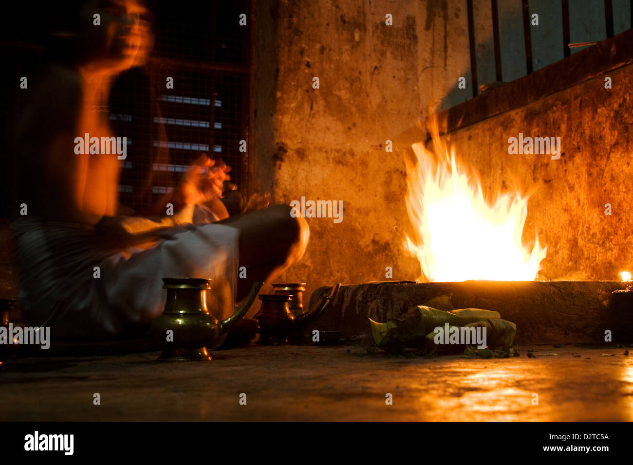 Un étudiant effectue une cérémonie du feu à la fin de la journée à l'Vadakke Brahmaswam Madham à Thrissur, Kerala, Inde. Banque D'Images