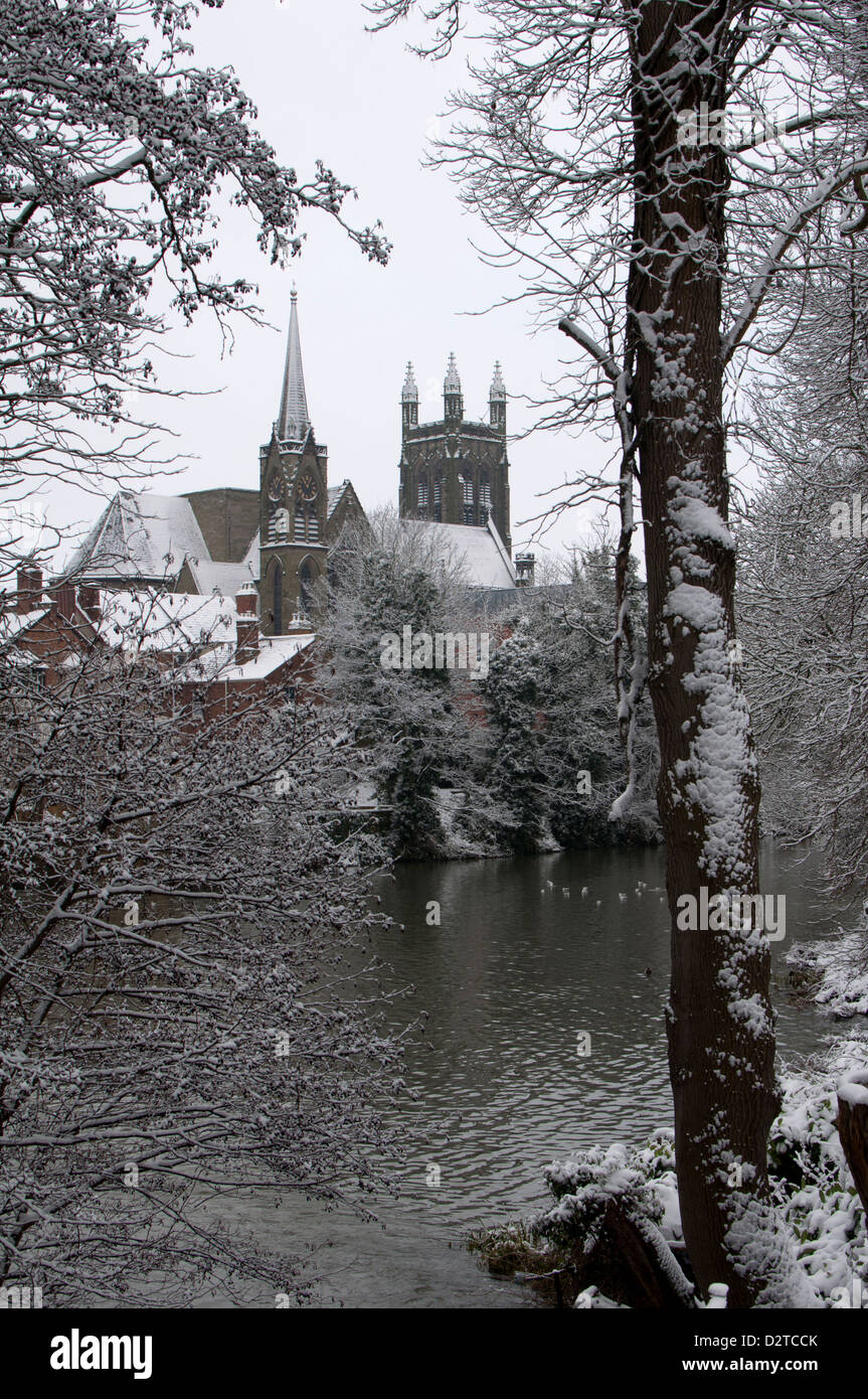 All Saints Church et rivière Leam en hiver, Leamington Spa, Royaume-Uni Banque D'Images