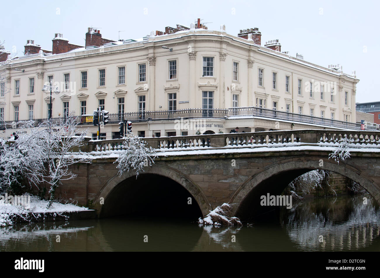 Pont rivière Leam en hiver, Leamington Spa, Royaume-Uni Banque D'Images