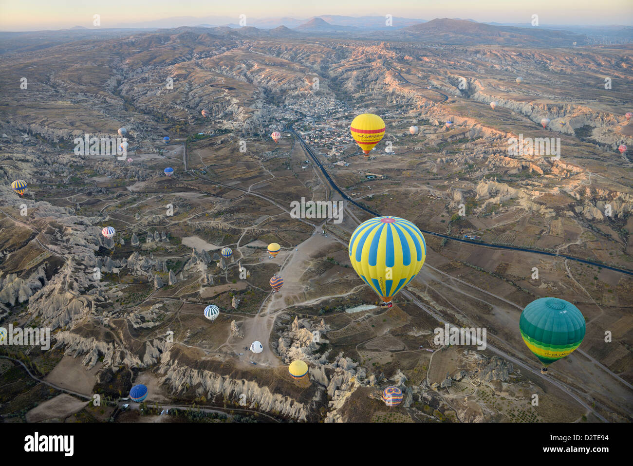 Vue aérienne de Rose et Rouge Vallées Goreme première lumière sur Uchisar et du parc national de Göreme depuis une montgolfière Turquie Banque D'Images