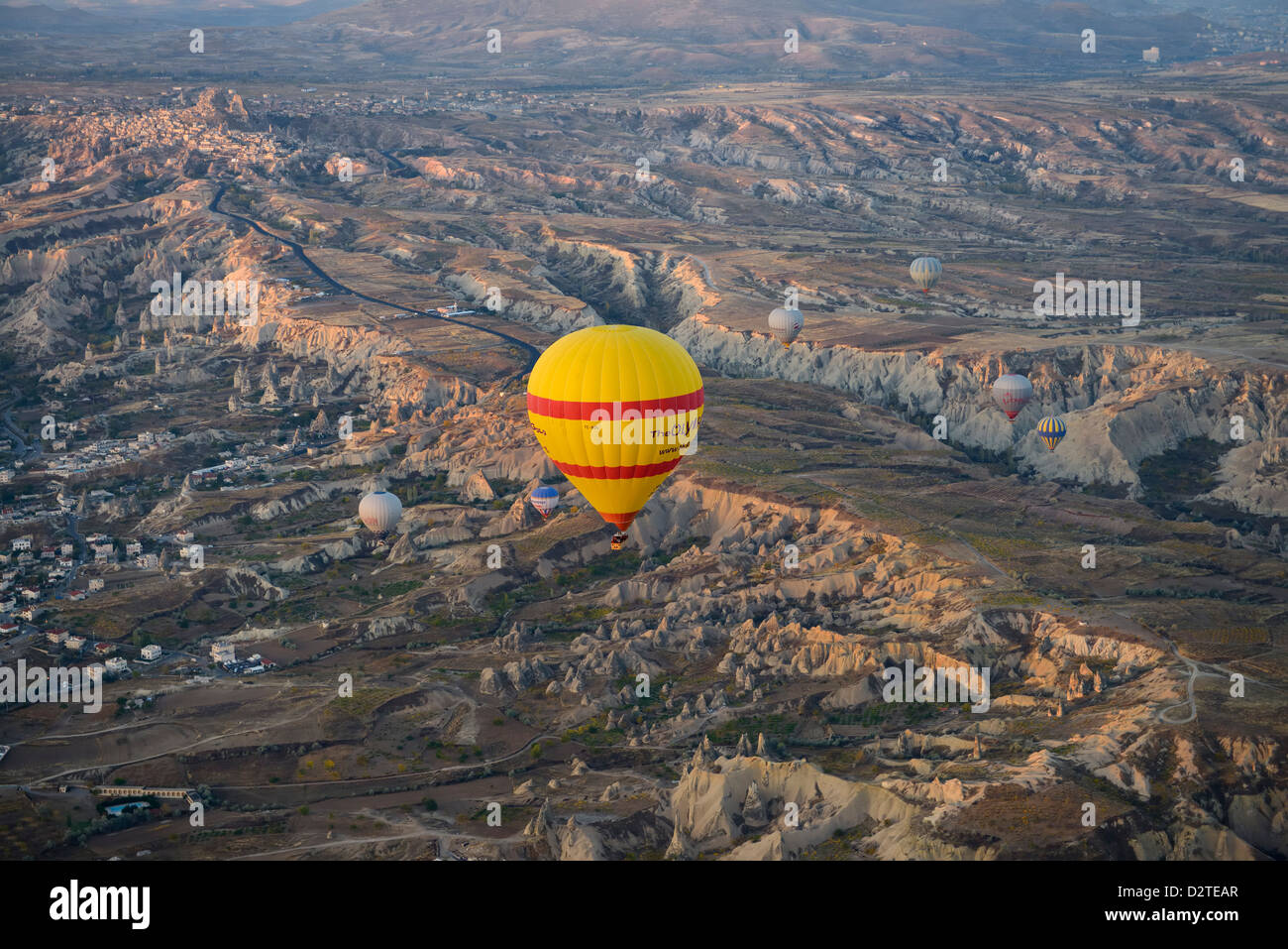 La première lumière sur le parc national historique de Göreme et Uchisar de hot air balloon Cappadoce Turquie Banque D'Images