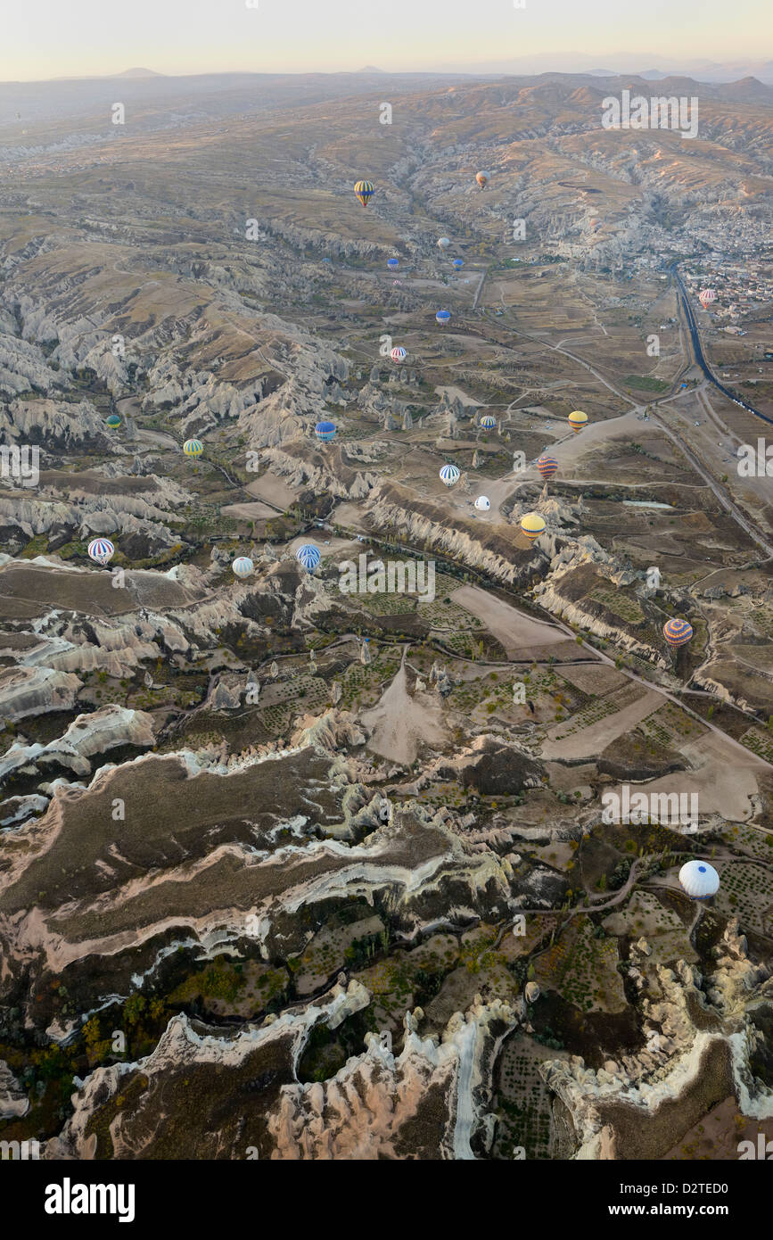 Vue aérienne de la vallée de Zelve avec Rose et rouge et les vallées du parc national de Göreme à partir d'accueil hot air balloon Cappadoce Turquie Banque D'Images