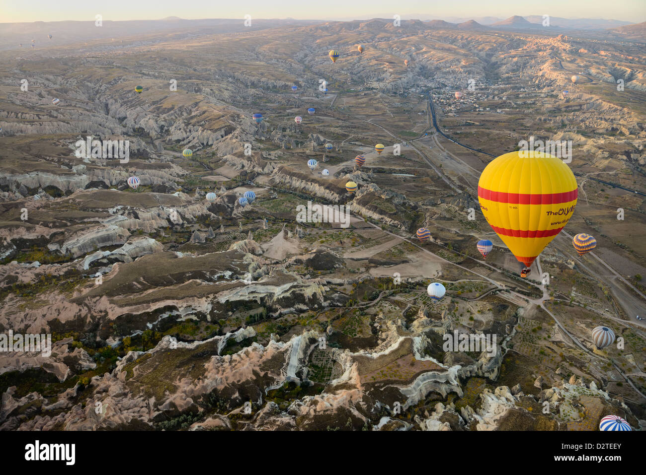 Vue aérienne de la vallée de Zelve avec Rose et Rouge Vallées Goreme et Uchisar à la première lumière à partir d'un hot air balloon Cappadoce Turquie Banque D'Images