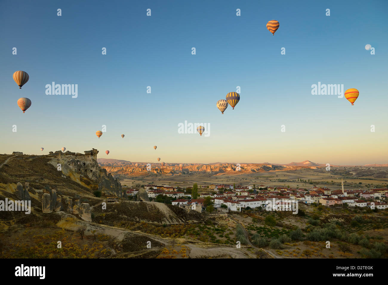 Hot Air Balloon voir de maison troglodyte de Cavusin abandonné avec l'église et du parc national de Göreme Cappadoce Turquie Banque D'Images