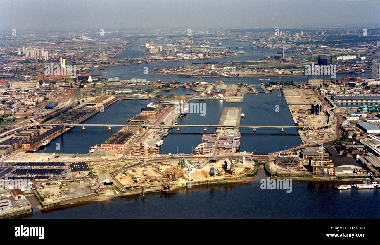 Rare vue aérienne de Docklands & West India Dock avant de Canary Wharf à l'Est de Londres - Juin 1986. Banque D'Images