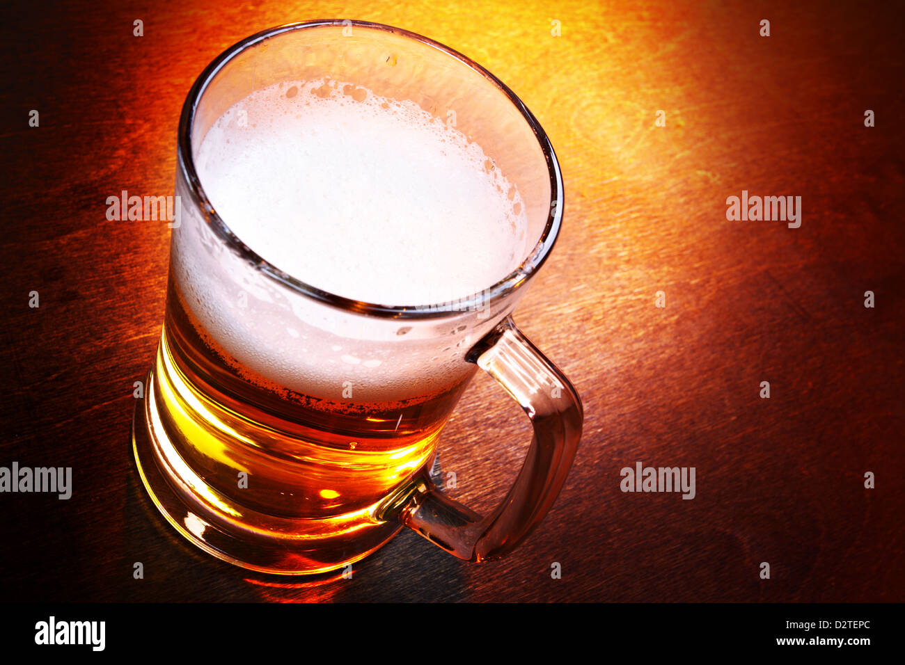 Chope de bière close up on wooden table Banque D'Images