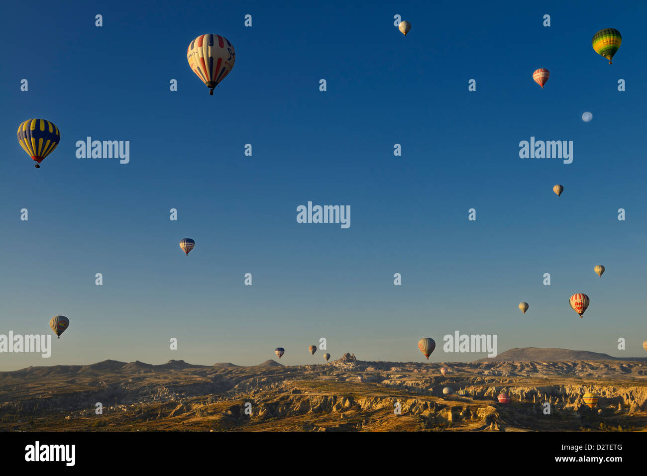 Soleil du matin et montgolfières sur Goreme et villages d'Uchisar en Cappadoce Turquie avec National Park et la vallée de l'amour Banque D'Images