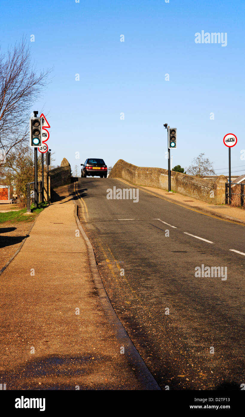 L'ancien A149 pont médiéval sur la rivière Thurne avec feux de circulation à Potter Heigham, Norfolk, Angleterre, Royaume-Uni. Banque D'Images