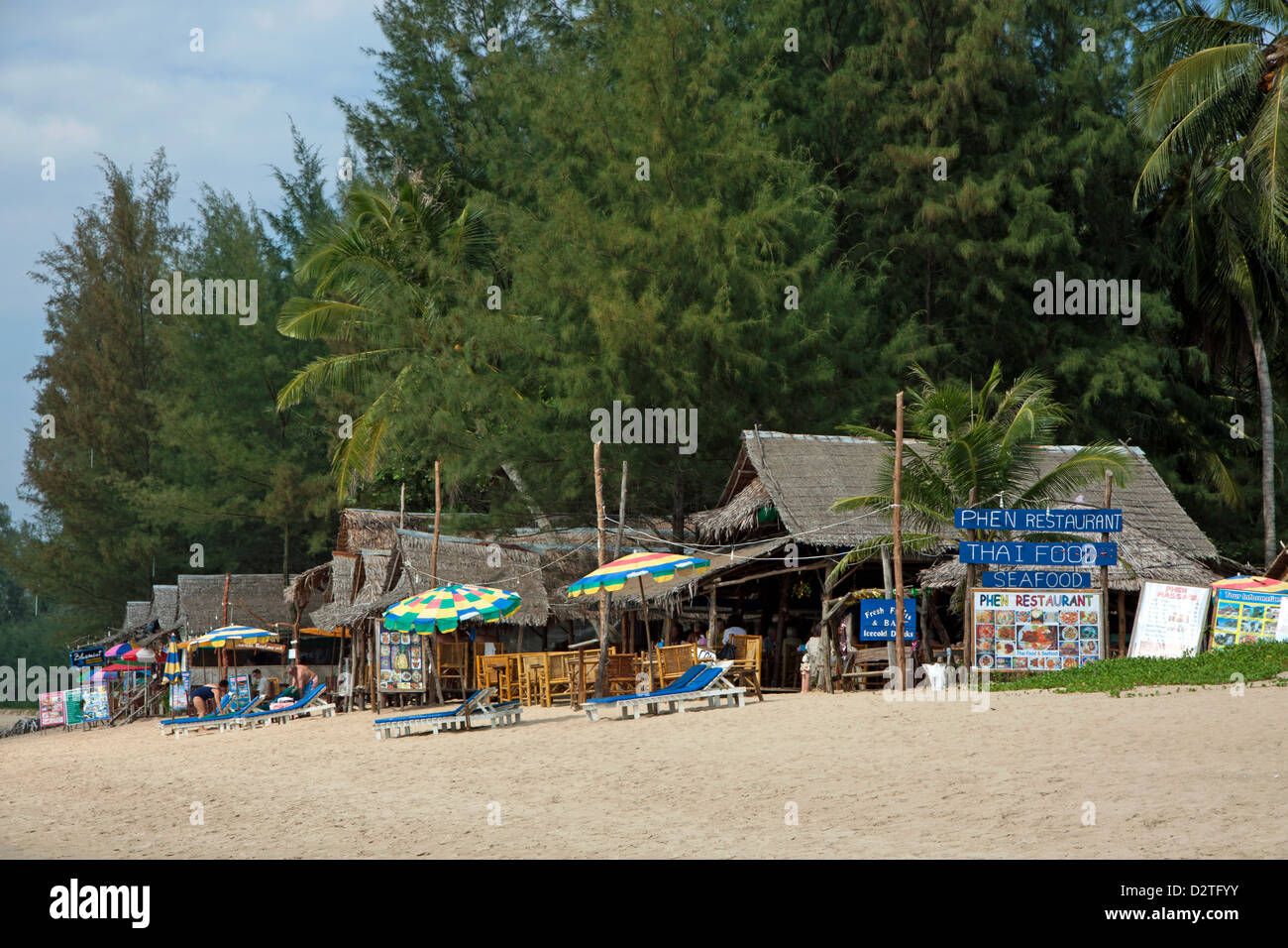 Restaurants thaïlandais à Khuk plage de Khuk Khak, à Khao Lak en Thaïlande Banque D'Images