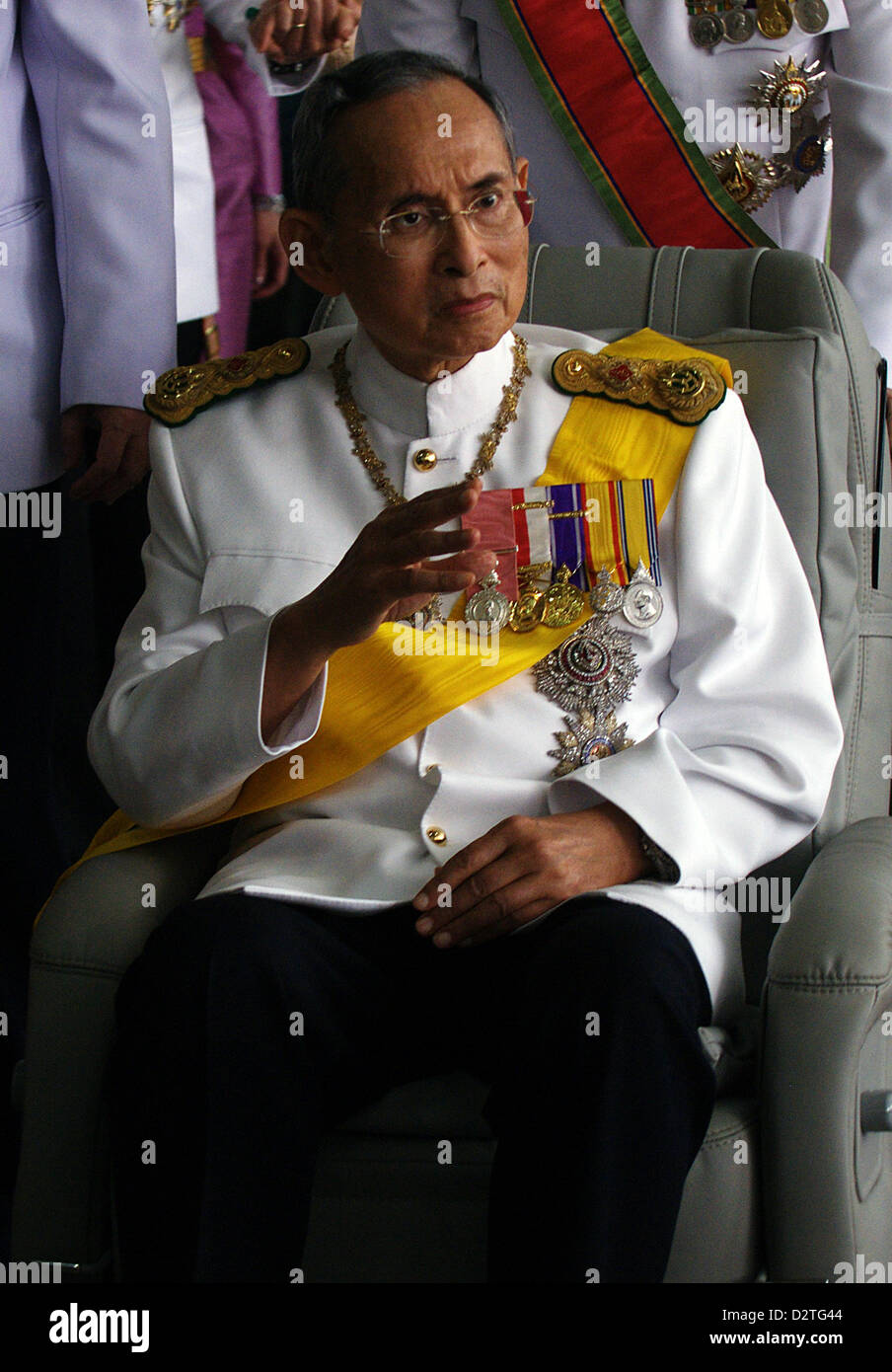 Le roi de Thaïlande Bhumibol Adulyadej hôpital Siriraj quitte le 5 décembre 2009, avant d'aller au Palais Royal où il accorde une audience à ses sympathisants à l'occasion de son anniversaire. La Thaïlande est bien-aimé genre a eu 82 ans le 5 décembre 2009. Banque D'Images
