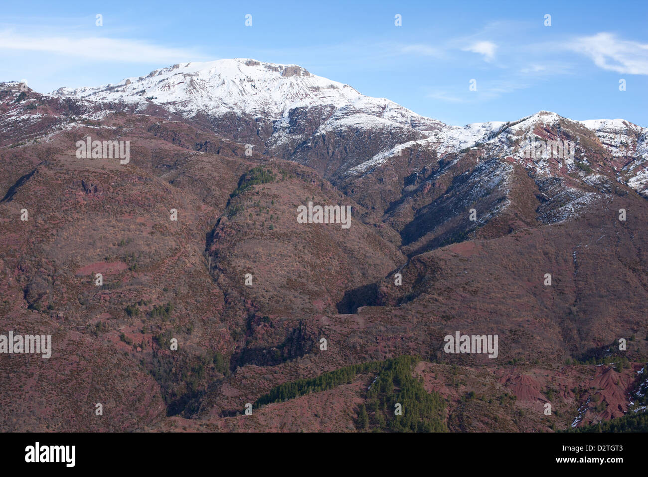 VUE AÉRIENNE.Dôme de Barrot de 2137 mètres de haut dominant un paysage de roche pélite rouge-brun.Auvara, l'arrière-pays de la Côte d'Azur, France. Banque D'Images