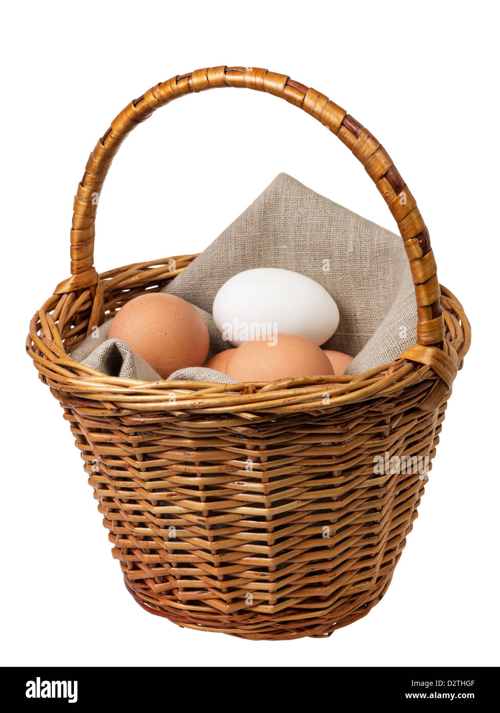 Oeufs dans un panier, isolated on white Banque D'Images